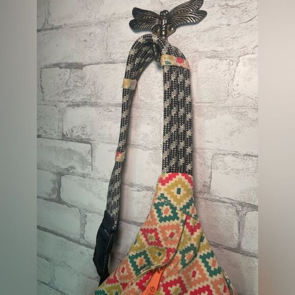 Kavu Rope Sling Zip up crossover Bag Spring pattern - Picture 4 of 10